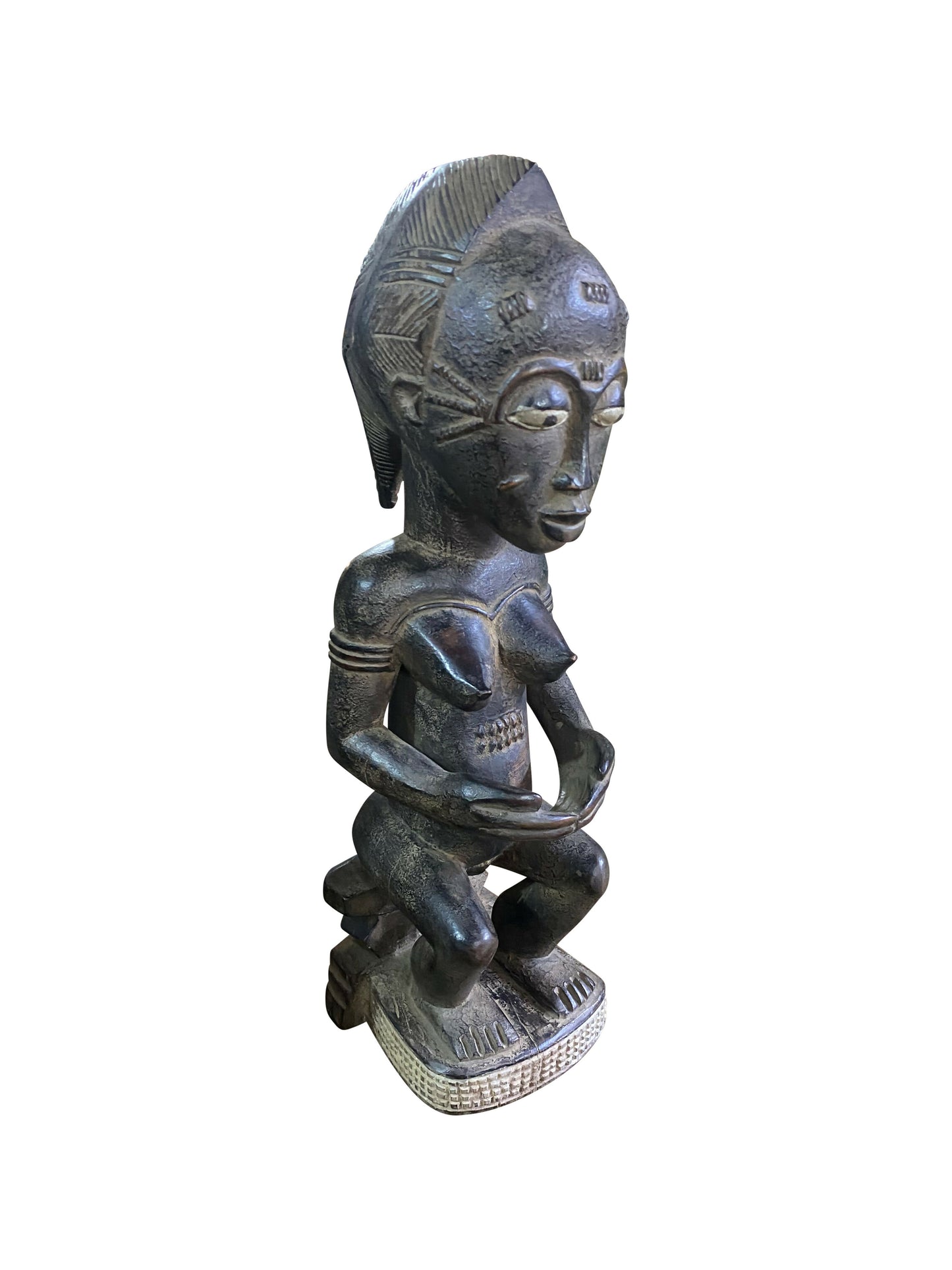 Ruhende Baule Frauenfigur – klassische Sitzskulptur aus Westafrika