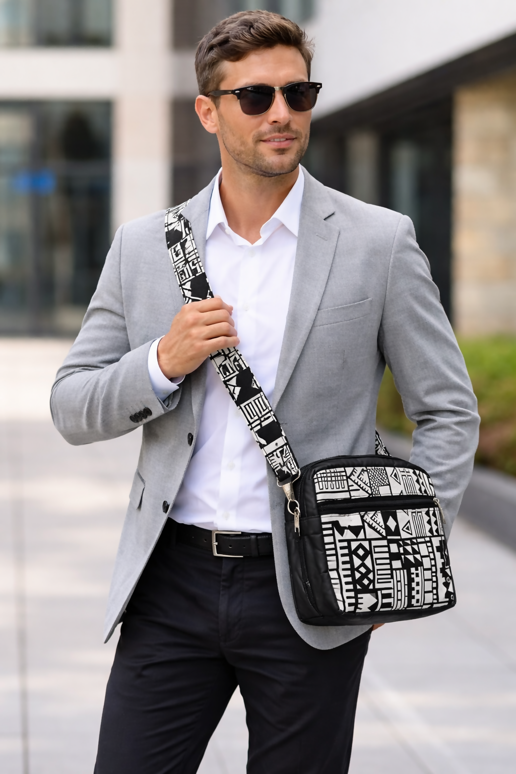 Violet Roots Noir Handgefertigte Umhängetasche aus Ghana mit grafischem Muster (29 × 30 × 5 cm)