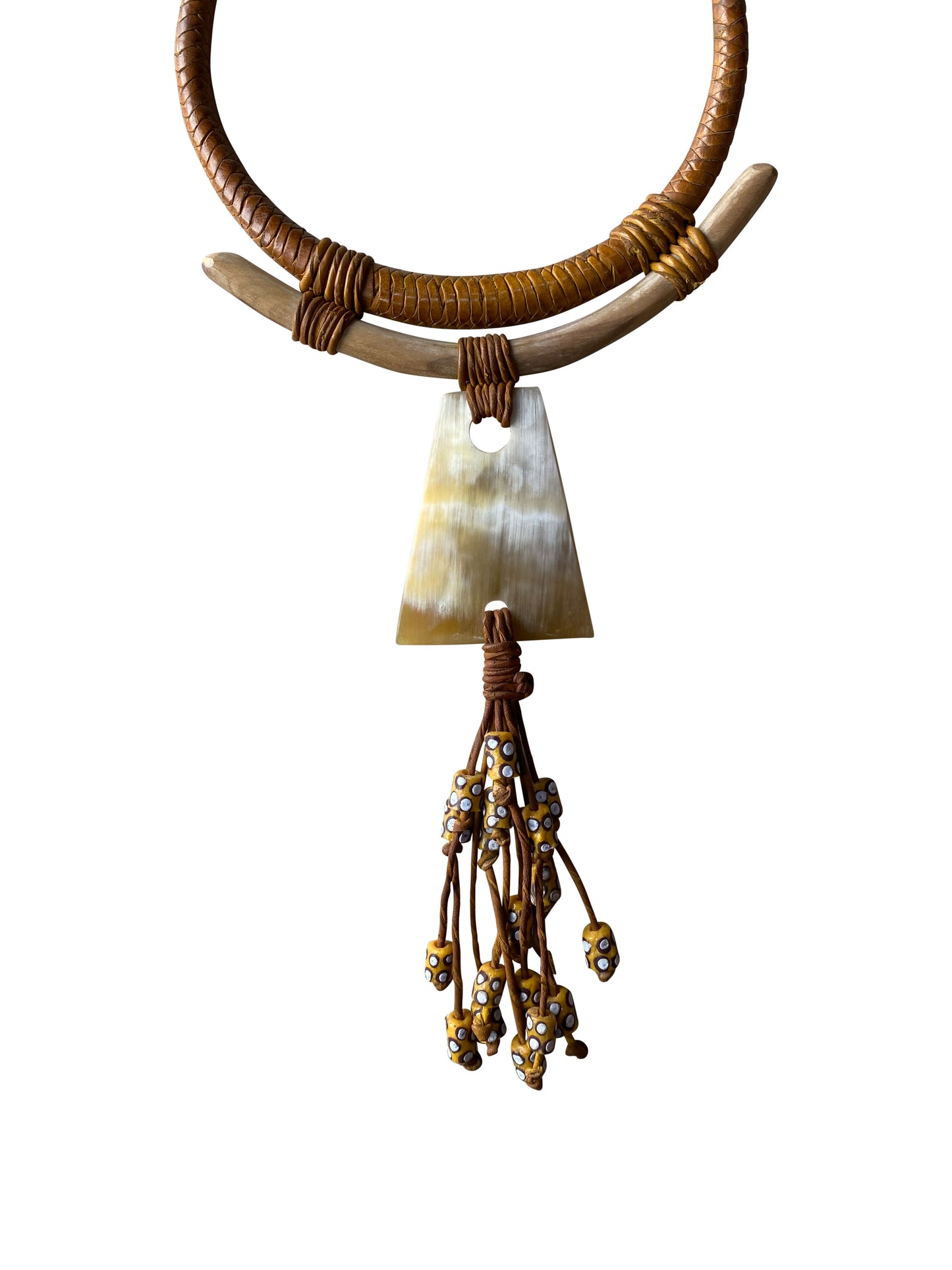 Charakterstarke Halskette mit gebogenem Holz und Horn Element