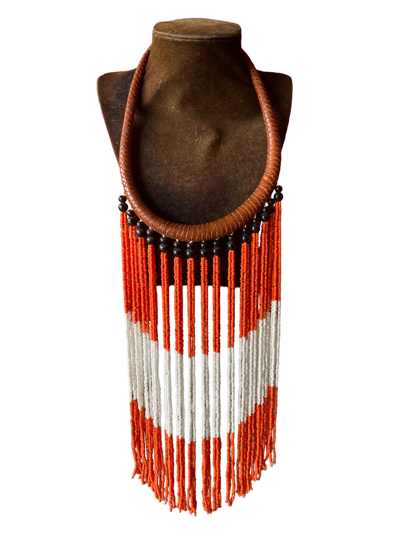 Boho Statement-Halskette mit geflochtenem Leder und rot-weißer Perlenfranse