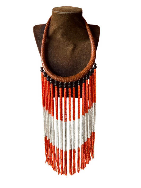 Boho Statement-Halskette mit geflochtenem Leder und rot-weißer Perlenfranse