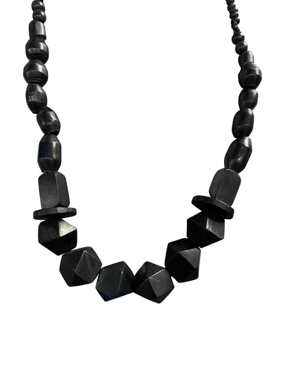 Handgeschnitzte Holzperlen in geometrischem Design (30 cm) – Halskette aus Ebenholz