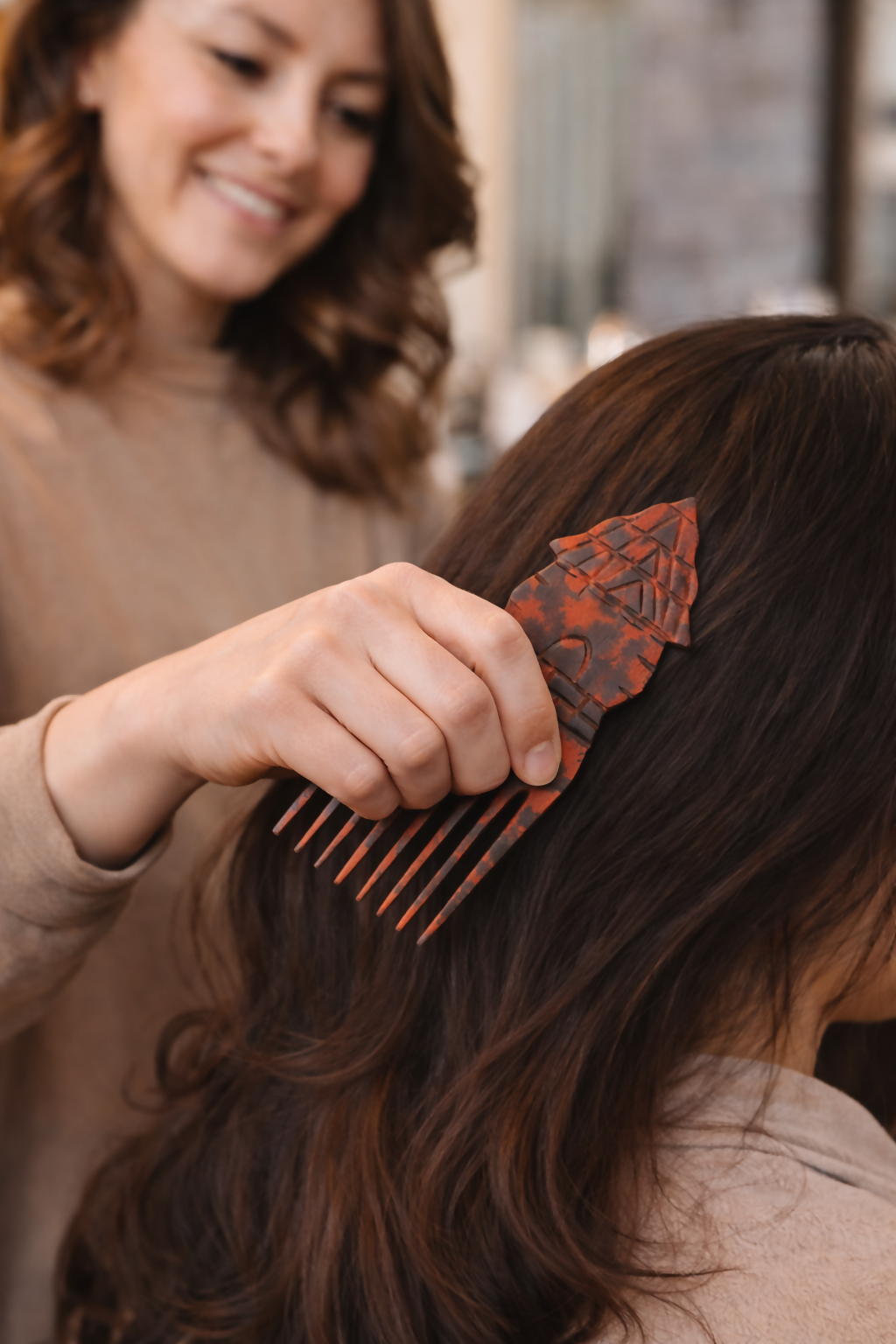 "Earth-Dyed Heritage Comb" Handgeschnitzter Naturholz-Kamm aus Ghana