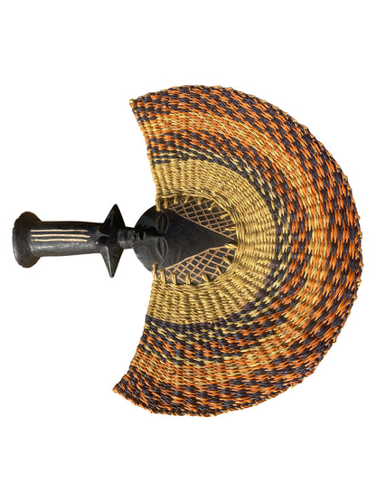 Gefächerte Form – Elefantengras-Fächer mit geschnitztem Hartholzgriff (36×34 cm), Ocker-Schwarz