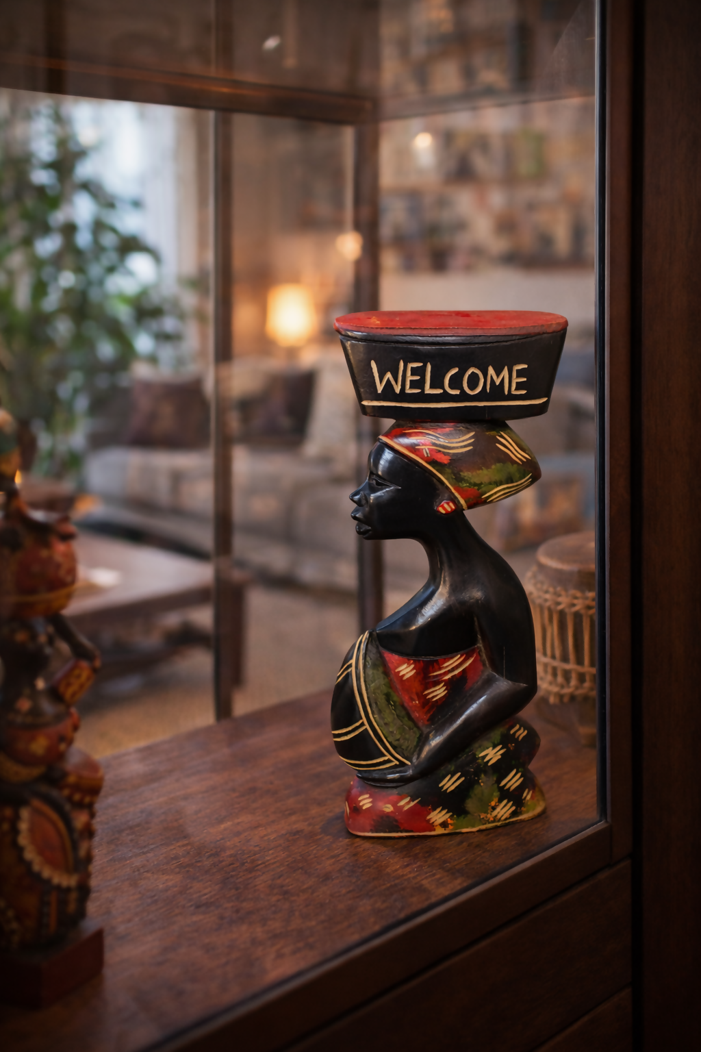 „Welcome“ handgeschnitzte und handbemalte Holzfigur aus Ghana