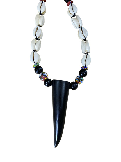 Ghana Power Necklace Handgefertigt mit Hornanhänger & Cowrie-Details