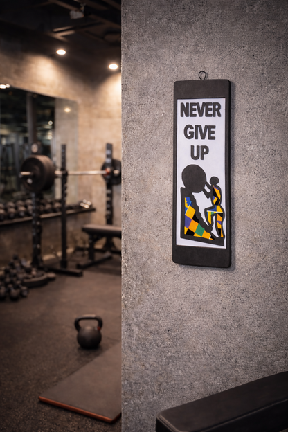 "NEVER GIVE UP" EBONY KENTE WALL ART Handgefertigte Wanddekoration aus Ebenholz und Kente-Stoff