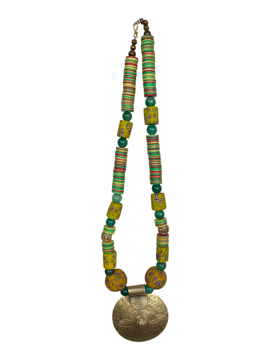 Traditionelle Ghana-Perlenkette mit Messing-Anhänger – Statement-Schmuck in kräftigen Farben