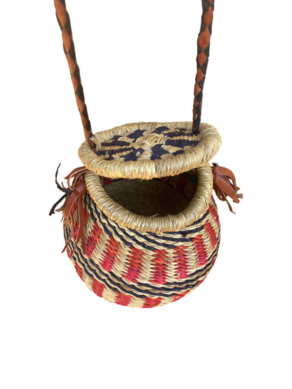 Umhängekorb aus Elefantengras & Ziegenleder – Handgeflochten (77 cm Band, Korb 18×18 cm)