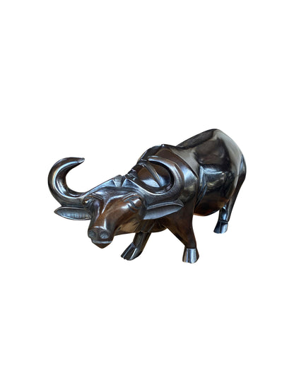 Buffalo Spirit – Handgeschnitzte Ebenholz-Skulptur | Sinnbild für Kraft & Standhaftigkeit (42 × 13 × 20 cm)