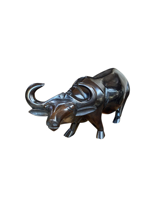 Buffalo Spirit – Handgeschnitzte Ebenholz-Skulptur | Sinnbild für Kraft & Standhaftigkeit (42 × 13 × 20 cm)