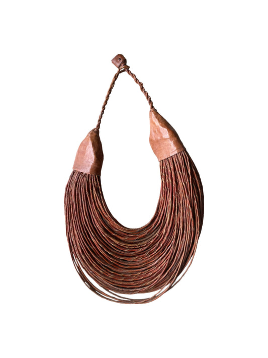 „Layered Elegance“ Handgefertigte Leder-Statement-Kette aus Ghana