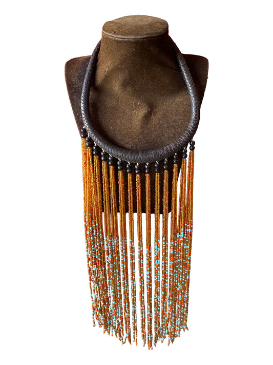 Boho Statement-Halskette mit geflochtenem Leder und mehrfarbiger Perlenfranse