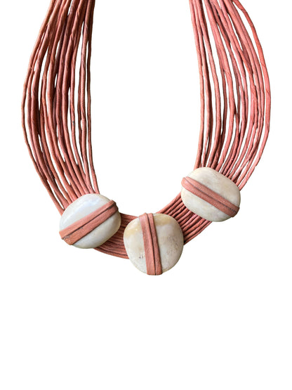 "Raw Elegance" Halskette mit Charakter behandelten Knochen und Ledersträngen