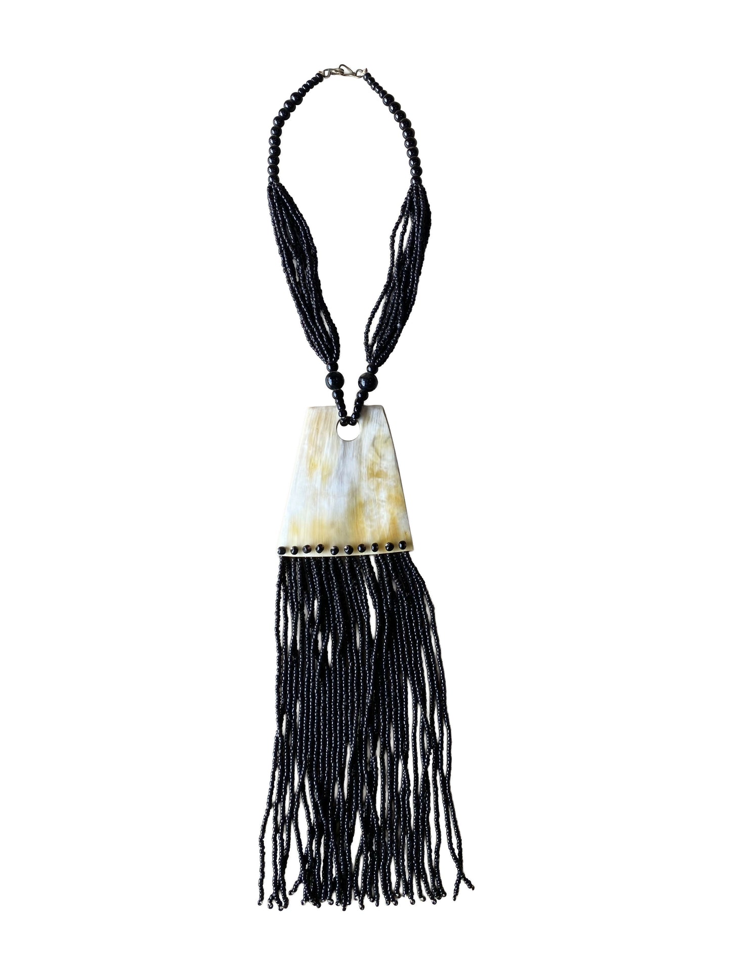 Markante Halskette mit schwarzem Fransenbehang