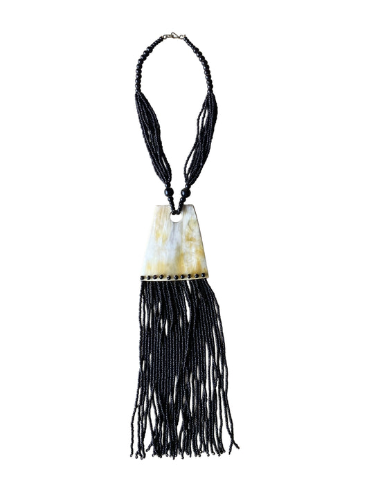 Markante Halskette mit schwarzem Fransenbehang