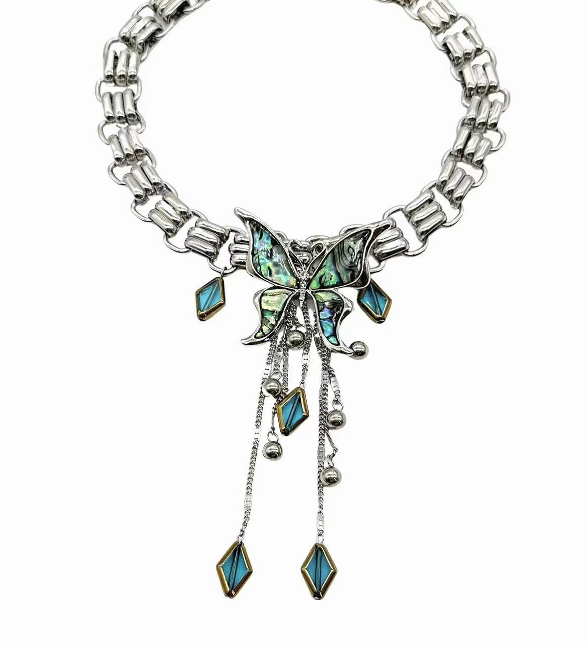 Encanto Oriental: Collar de Mariposa con Detalles Brillantes y Elegantes