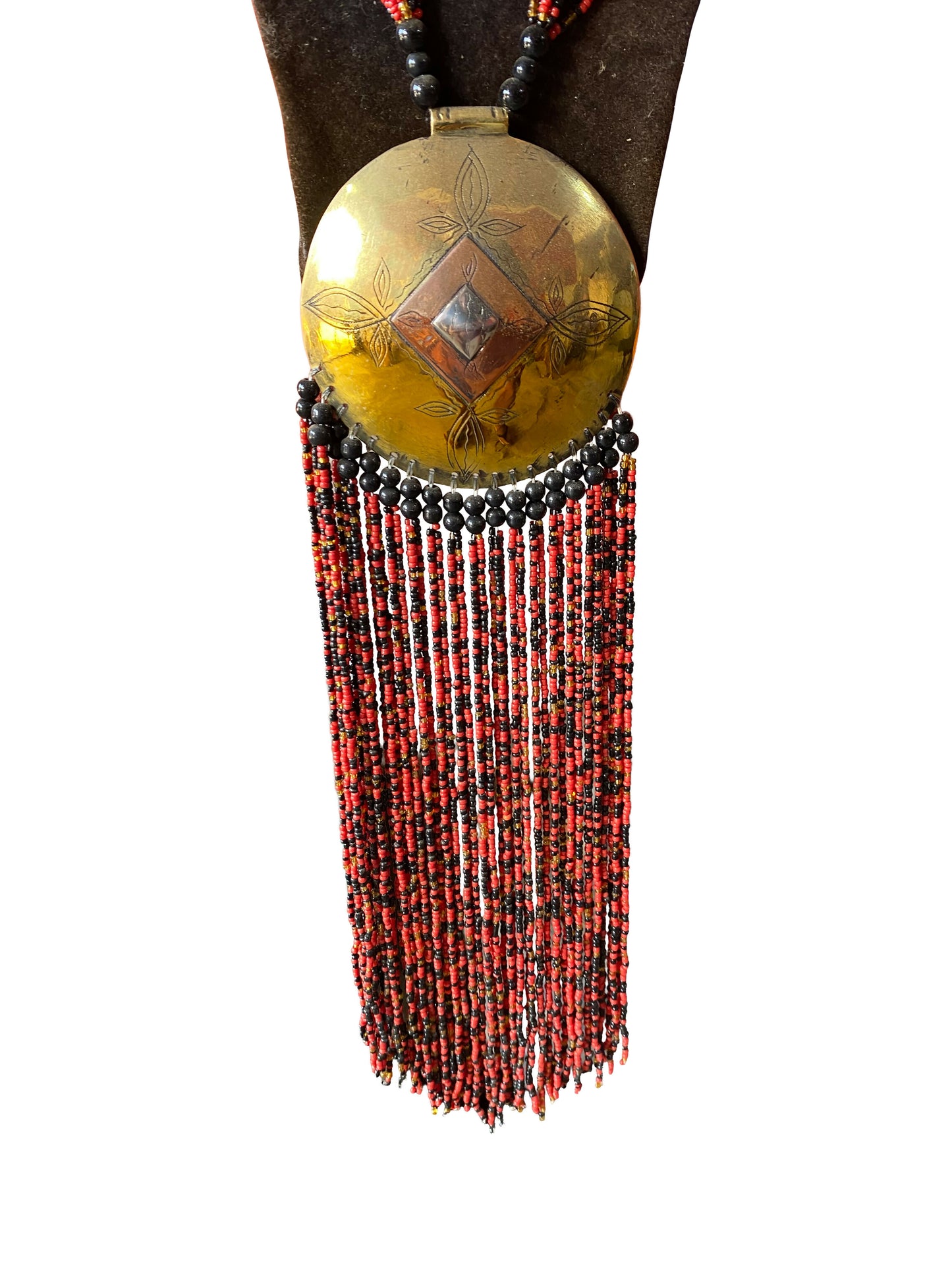 Statement-Kette mit Bronze-Medaillon und roter Perlenfranse