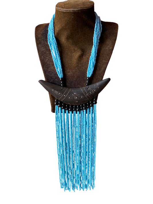 Statement-Kette mit geschnitztem Ebenholz-Horn-Anhänger und türkisblauer Perlenfranse
