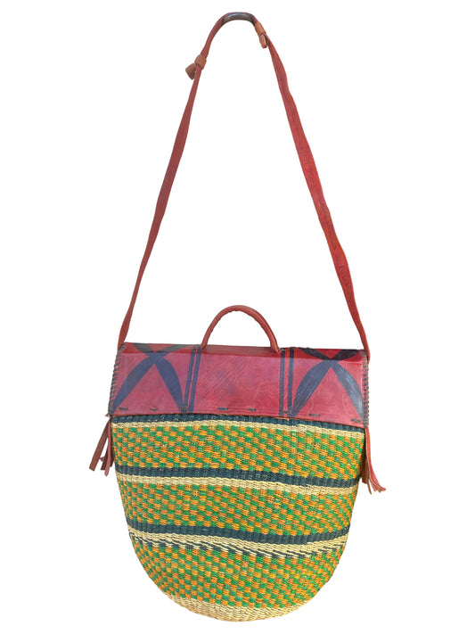 Crossbody-Tasche aus Elefantengras & Leder – Handgefertigt in Ghana (37×32×20 cm)