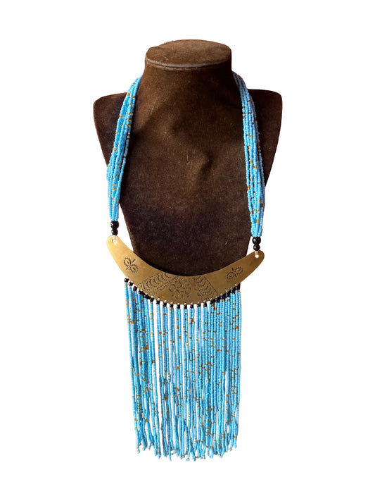 Statement-Kette mit graviertem Messing-Horn-Anhänger und türkisblauer Perlenfranse