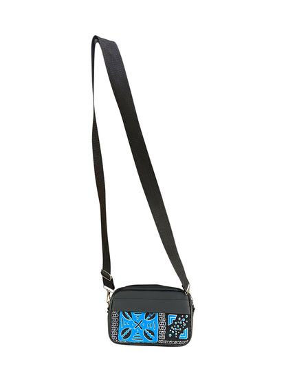 Handgefertigte Crossbody-Tasche aus Ghana Afro Muster in Blau & Schwarz mit Punktdesign Leder & Baumwolle | Unisex Schultertasche 22×14×8 cm