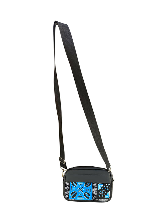Handgefertigte Crossbody-Tasche aus Ghana Afro Muster in Blau & Schwarz mit Punktdesign Leder & Baumwolle | Unisex Schultertasche 22×14×8 cm