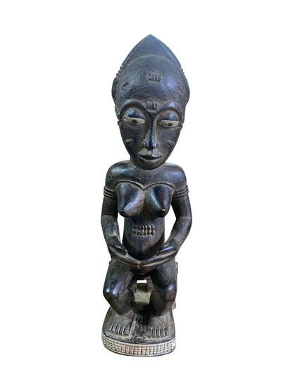 Ruhende Baule Frauenfigur – klassische Sitzskulptur aus Westafrika