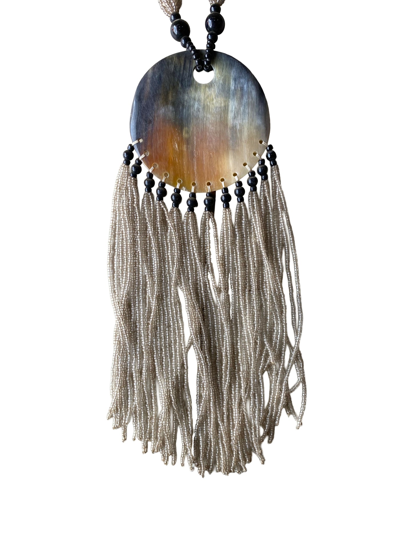 Lange Perlen Halskette mit kraftvollem Horn Akzent