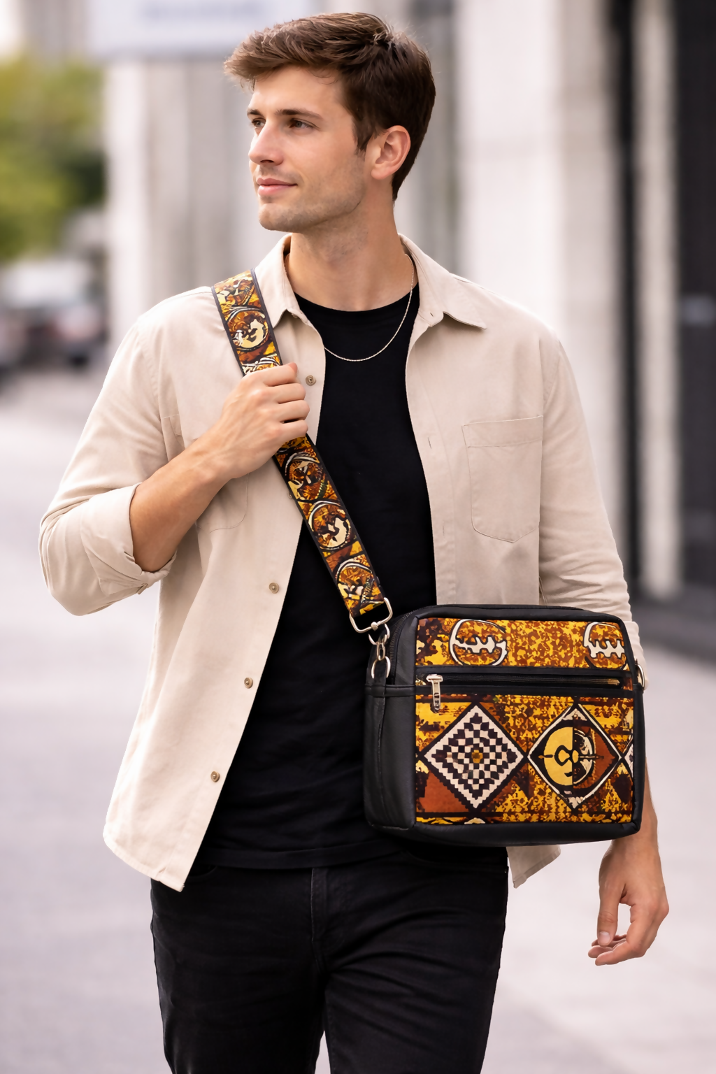 Handgefertigte Umhängetasche aus Ghana Afrikanisches Adinkra-Muster in Ocker, Braun & Schwarz (29 × 30 × 5 cm)