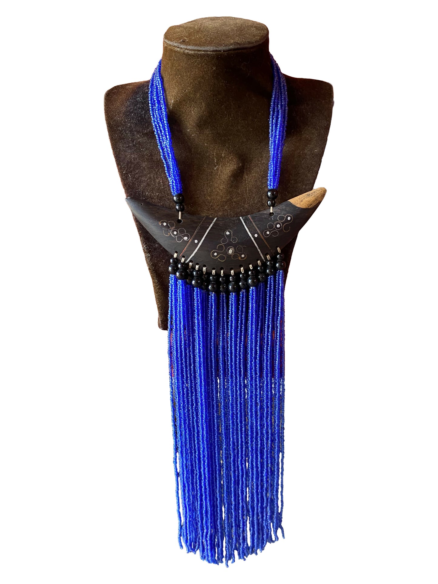 Statement-Kette mit geschnitztem Ebenholz-Horn-Anhänger und blauer Perlenfranse