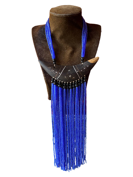 Statement-Kette mit geschnitztem Ebenholz-Horn-Anhänger und blauer Perlenfranse
