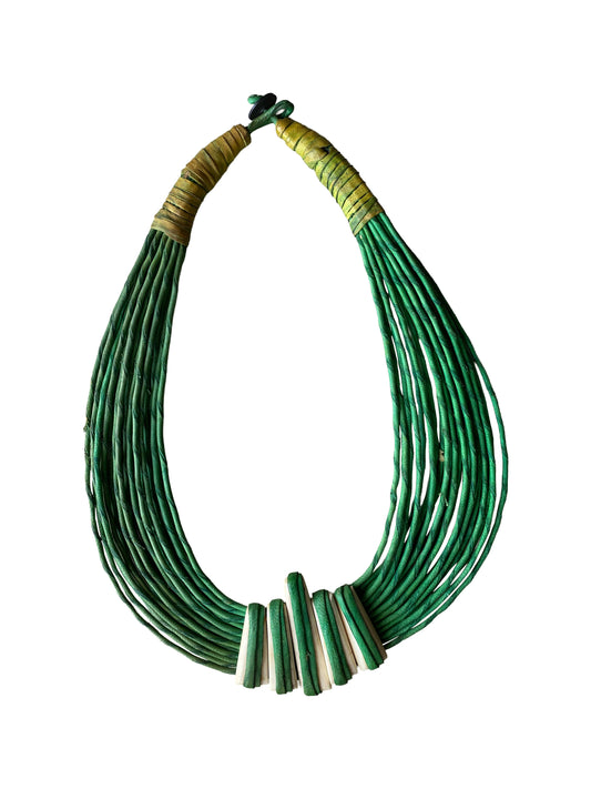 "Organic Lines" Handgefertigte Lederkette mit poliertem Kuhknochen (25 cm)