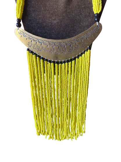 Statement-Kette mit graviertem Messing-Horn-Anhänger und leuchtend gelber Perlenfranse