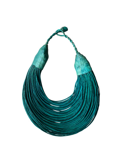 « Collier ras-du-cou African Flow » 100 lanières de cuir fait main au Ghana