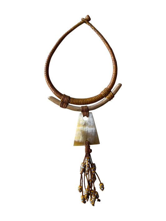 Charakterstarke Halskette mit gebogenem Holz und Horn Element