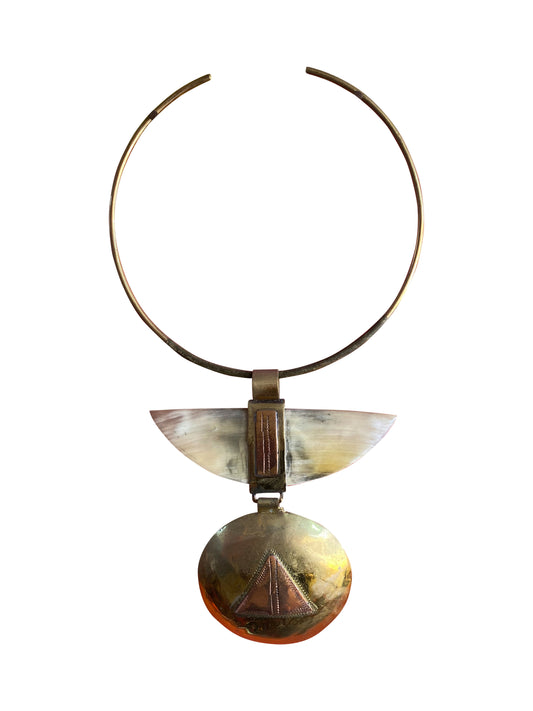 Handgefertigte afrikanische Statement-Kette mit Bronze, Horn und traditionellem Dreieck-Motiv