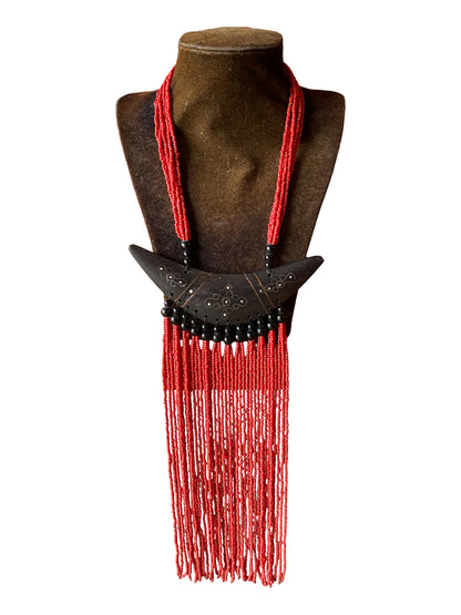 Statement-Kette mit geschnitztem Ebenholz-Horn-Anhänger und roter Perlenfranse