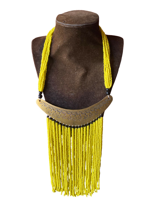 Statement-Kette mit graviertem Messing-Horn-Anhänger und leuchtend gelber Perlenfranse