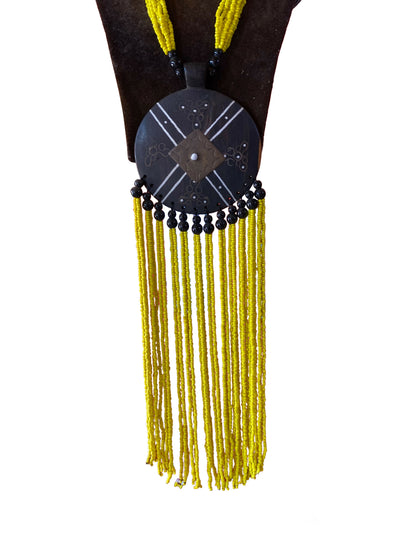 Handgefertigte Ghana-Kette mit Ebenholz-Pendant, gelben Perlensträngen und Fransen