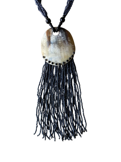 Traditionell inspirierte Halskette mit rundem Horn Anhänger