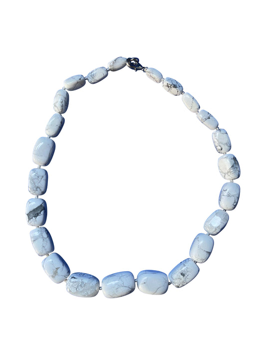 Howlite blanche délicate aux pierres ovales