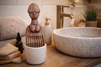 „Queen Comb“ Handgeschnitzter Holzkamm aus Ghana