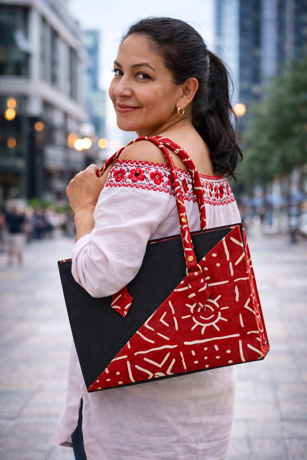 Sunline Carry Bag Handgefertigte Jute- & Cotton-Tasche aus Ghana in Rot & Schwarz 34×45×14cm