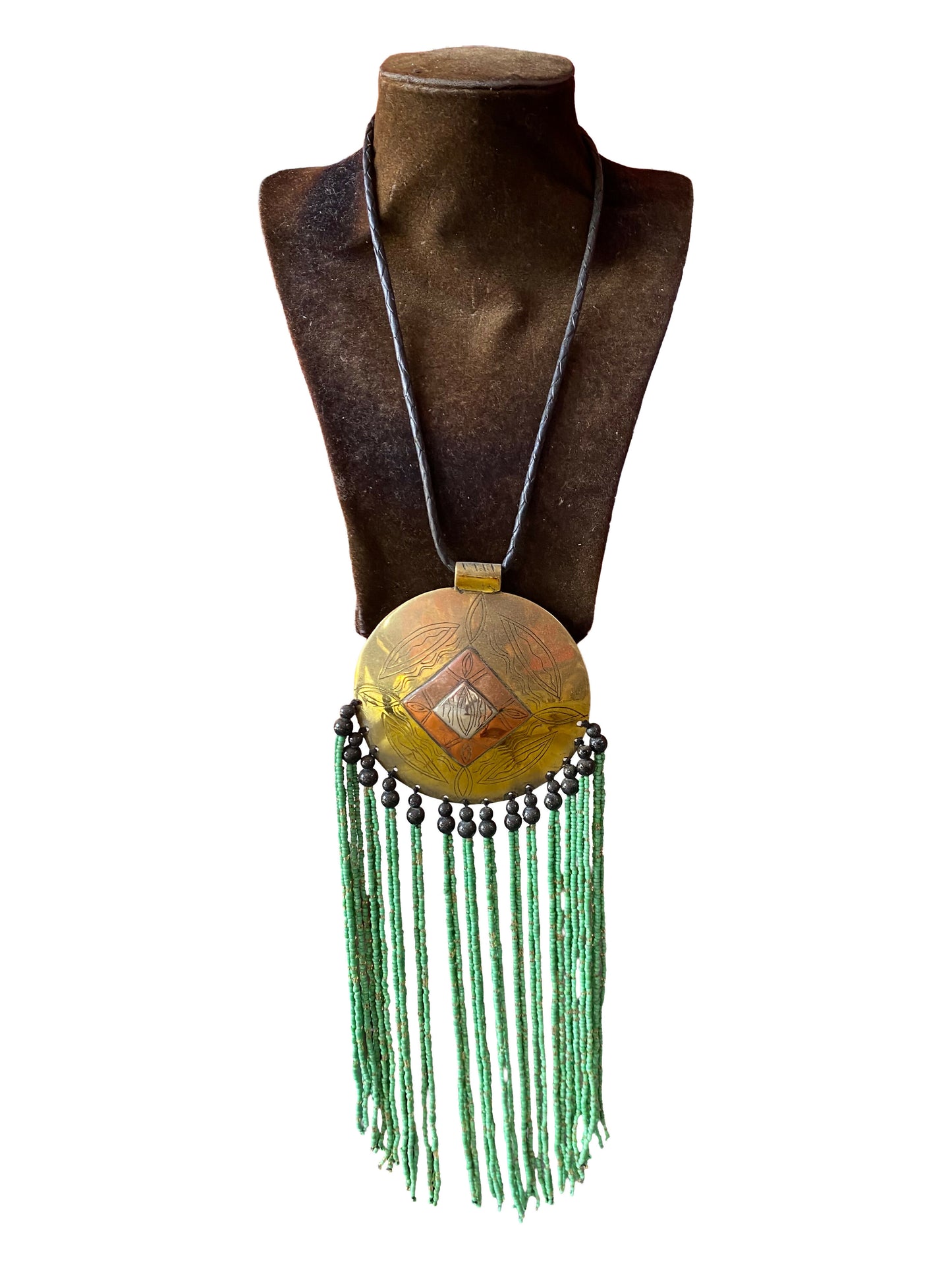 Statement-Kette mit Bronze-Medaillon und grüner Perlenfranse