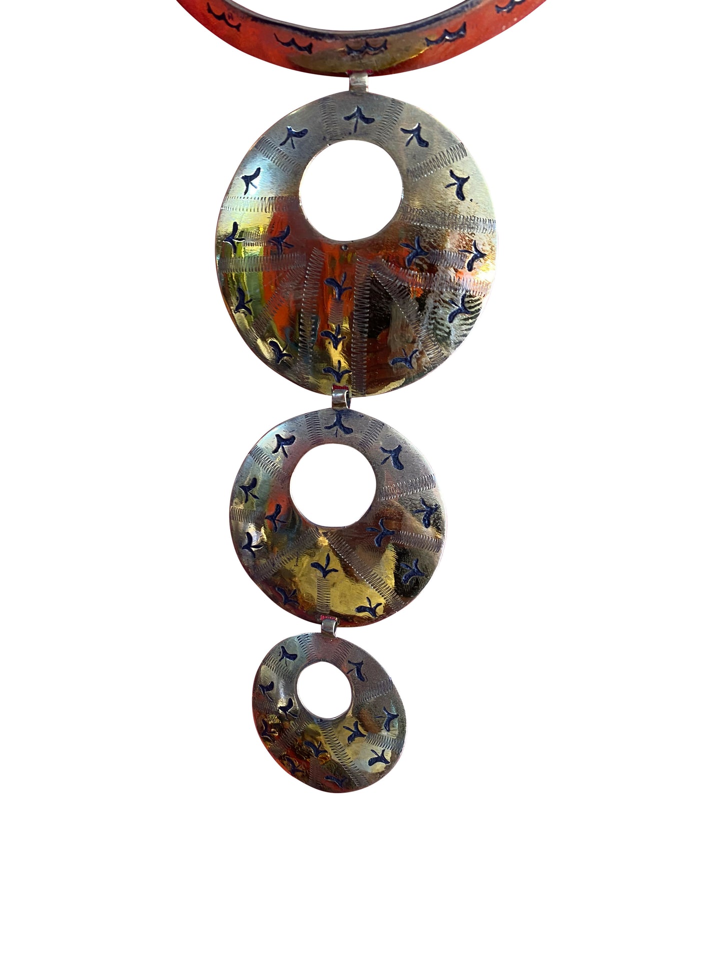 Handgefertigte Halskette aus Bronze mit geometrischen Elementen