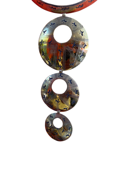 Handgefertigte Halskette aus Bronze mit geometrischen Elementen