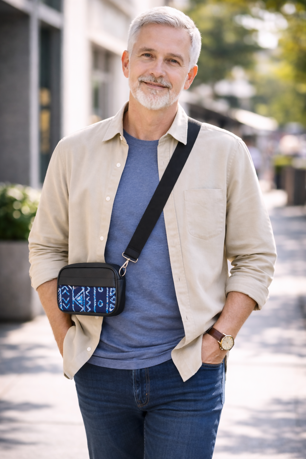 Handgefertigte Crossbody-Tasche aus Ghana Afro Muster in Blau Leder & Baumwolle Unisex Schultertasche 22 × 14 × 8 cm