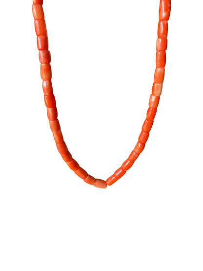 Feine orangefarbene Korallenkette