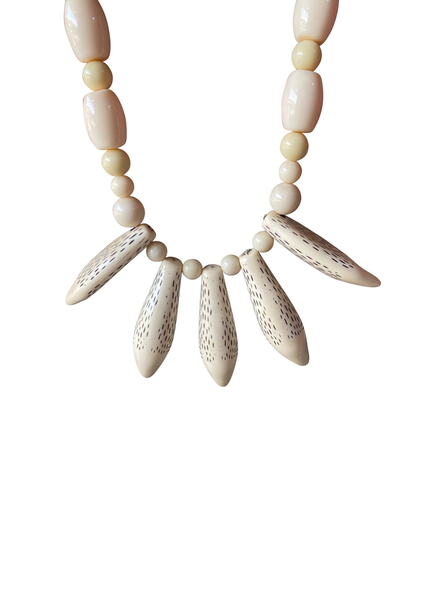 Elegante Halskette mit geschnitzten Knochenanhängern und cremefarbenen Perlen